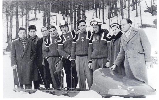 Angelo Frigerio con la squadra della Polisportiva nel 1952
