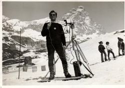 Il maestro Frigerio prepara una sessione di riprese video sul campo (campetto Cretaz di Cervinia)