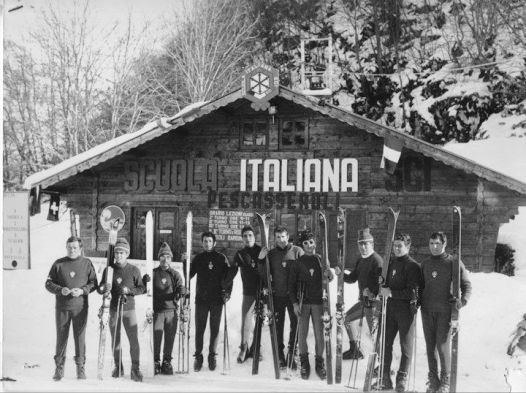 Maestri della scuola di sci di Pescasseroli, Rino è il primo da sinistra
